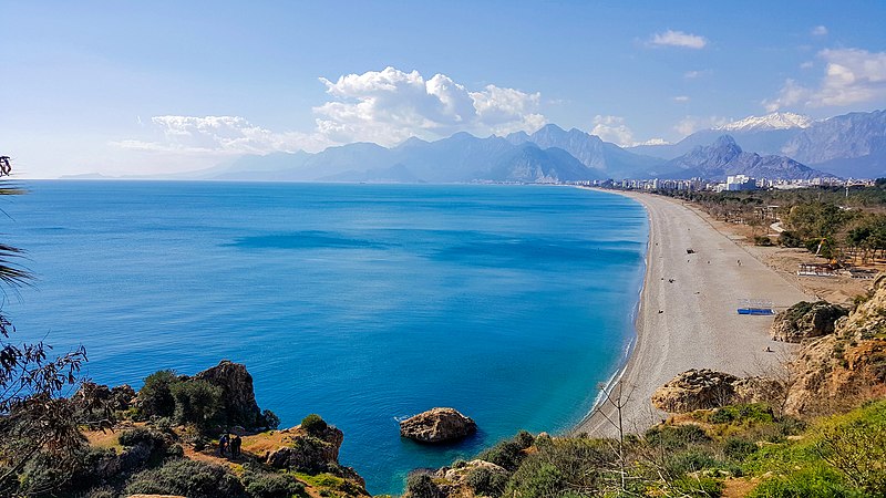 Falezlerden Antalya Konyaaltı Plajına doğru bir görünüm